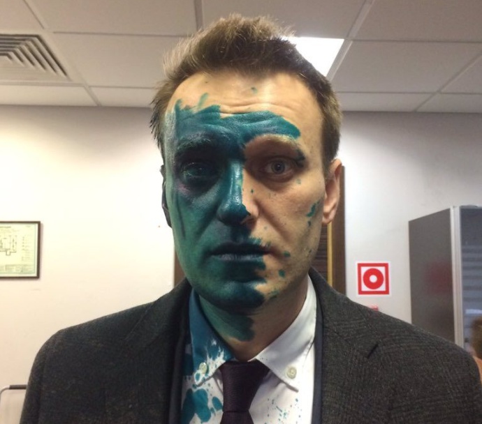 Навального облили зелёнкой
