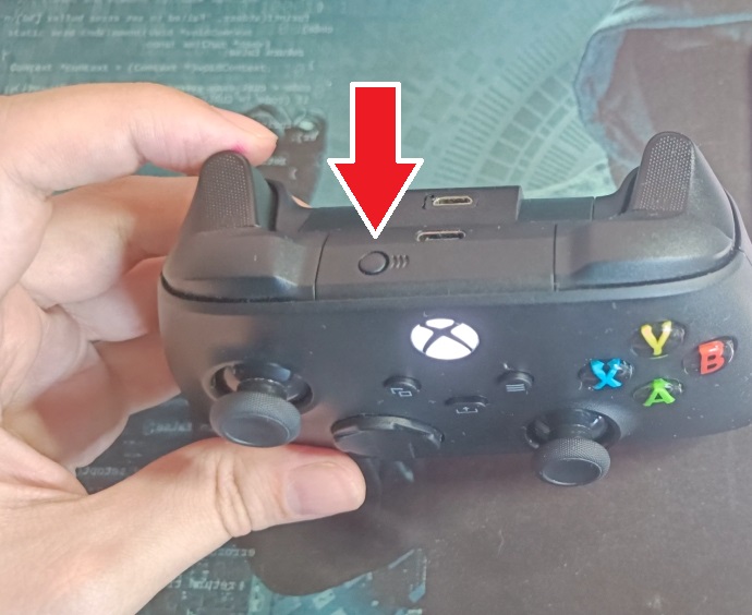 Кнопка сопряжения на Xbox геймпаде
