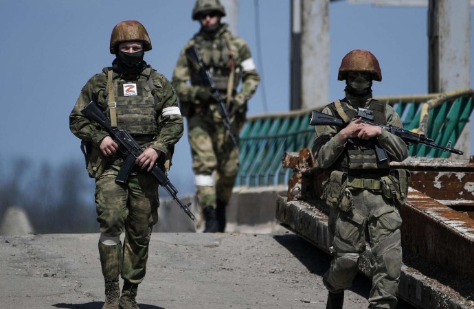 Белые повязки на рукавах военных в Украине