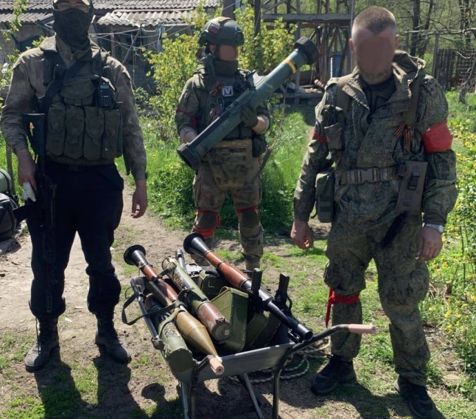 Красные повязки на руках военных на Украине