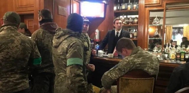 Зелёные повязки на руках военных на Украине