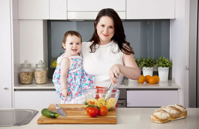 Женщина на кухне с ребёнком