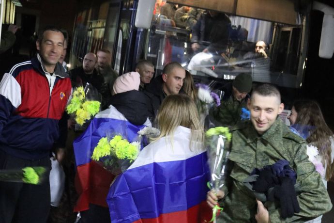 Из украинского плена вернулись домой 35 бойцов ЛНР и ДНР