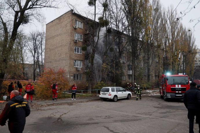 Жилой дом в Киеве, в который попали обломки крылатой ракеты или ракеты ПВО