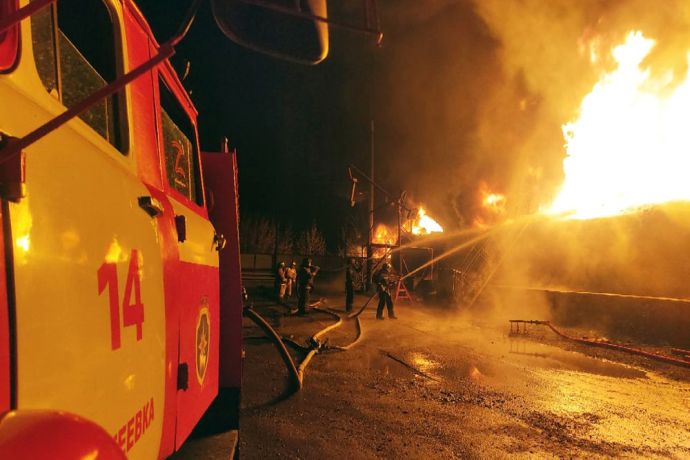Пожар после ночного прилета по одному из резервуаров в Макеевке.
