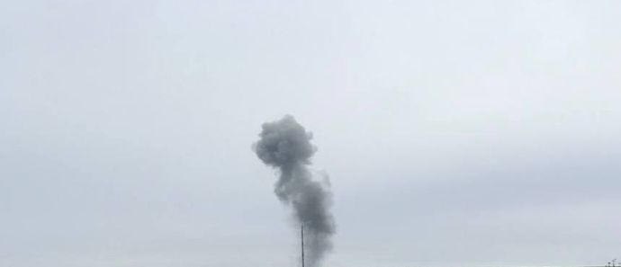 Столб дыма, предположительно, над пораженным объектом инфраструктуры