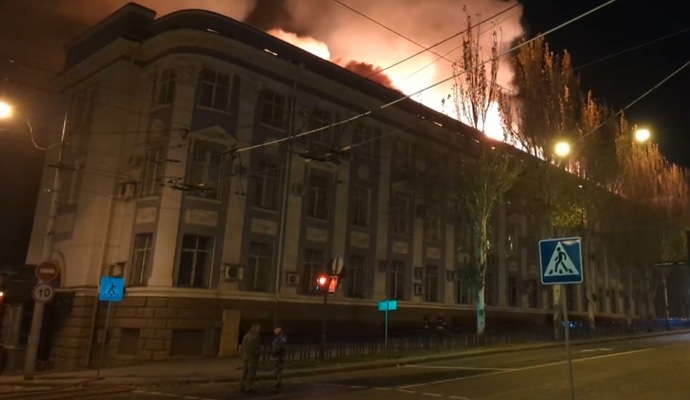 Пожар начался в здании управления железными дорогами в Донецке — били шестью снарядами калибра 155 мм