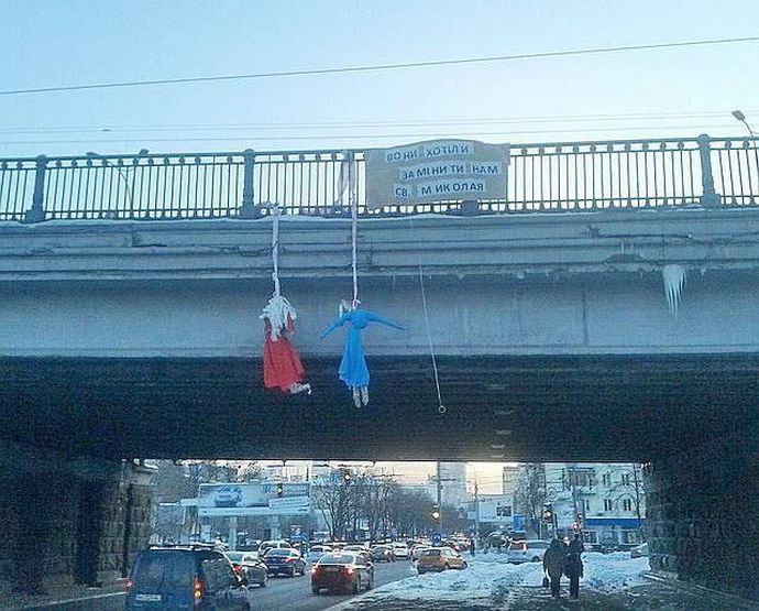 На Украине повесили куклы деда Мороза и Снегурочки. 