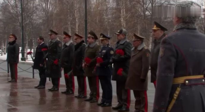 Глава Минобороны РФ Сергей Шойгу в День героев Отечества возложил цветы к Могиле Неизвестного Солдата