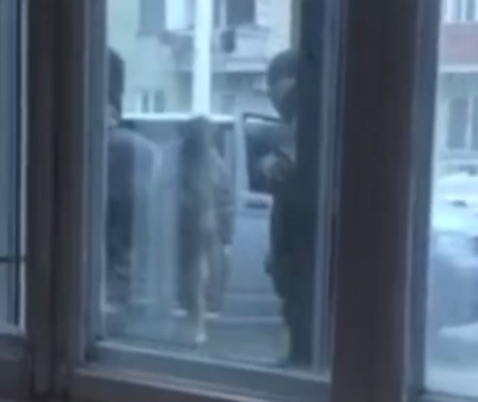 Кадр видео из Одессы. Людям не только вручают повестки, но и похищают прямо с улицы.