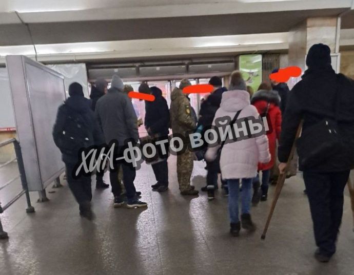 В Харькове прямо в метро на выходе и входе военкомы не дремлют, активно выписывая повестки.