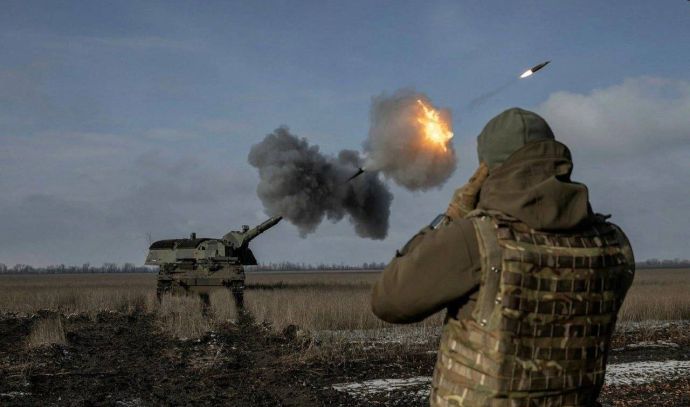 Донецкая область, военнослужащие ВСУ ведут стрельбу из 155-мм/52 САУ «Panzerhaubitze 2000» активно-реактивным снарядом M1711A1. 