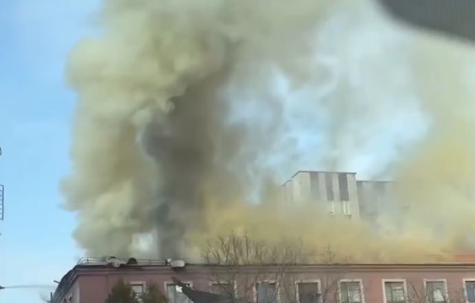 Горящее здание в Донецке после обстрела
