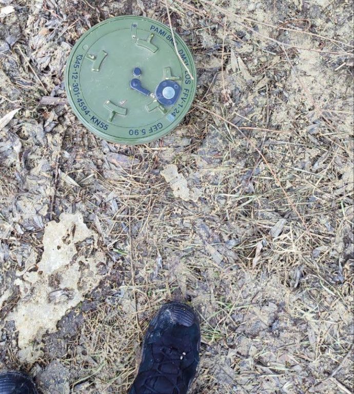 Одна из мин, установленных украинскими диверсантами у села Сушаны в Брянской области. Ей является немецкая противотанковая противоднищевая мина DM31.