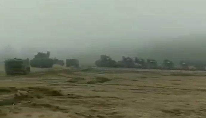 Сообщается, что длинная колонна БМП M2 Bradley и бронемашин HMMWV направляется в сторону Бахмута.