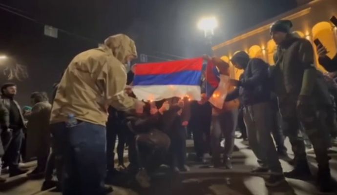 Прозападные зомби в Тбилиси поджигают флаг России, перевёрнутый верх ногами