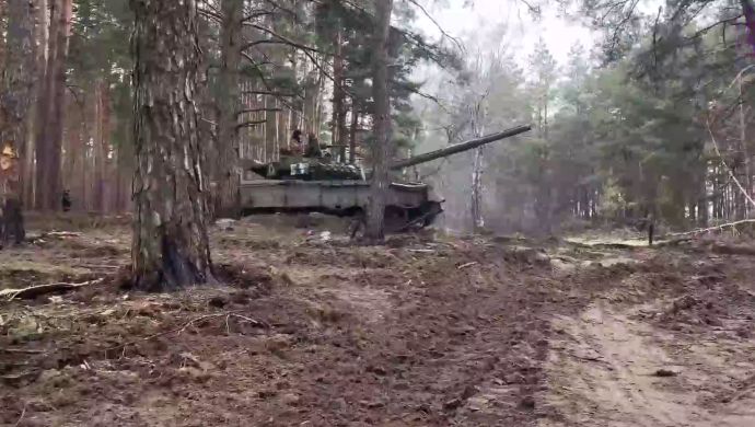 В лесополосе в районе Кременной беспилотник помог обнаружить украинский опорный пункт, который уработала штурмовая группа десантников на Т-80 и БМД-4М