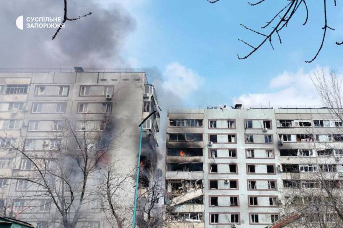 В Запорожье в жилой дом попала ракета, определить ее сложновато. Однако вроде как её обломки есть на крыше одного из зданий.