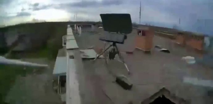 Российская контрбатарейная РЛС "Аистенок" за долю секунды до удара украинским FPV-дроном