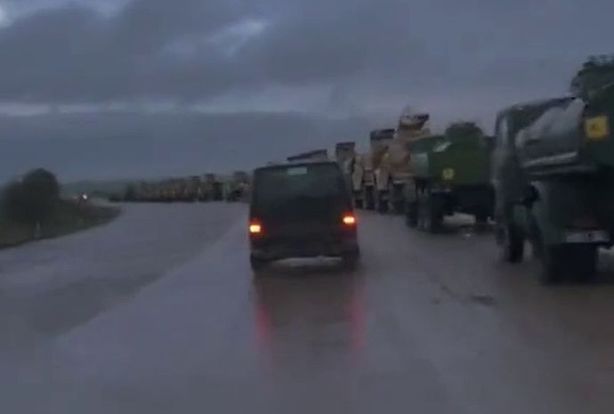 Огромная колонна американских бронеавтомобилей Oshkosh M-ATV и топливозаправщиков украинской армии на одной из дорог по пути к линии фронта.