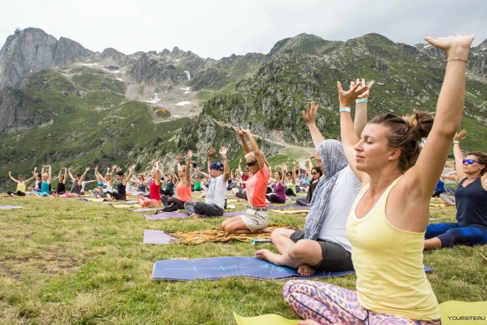Ретрит в горах на фестивале йоги