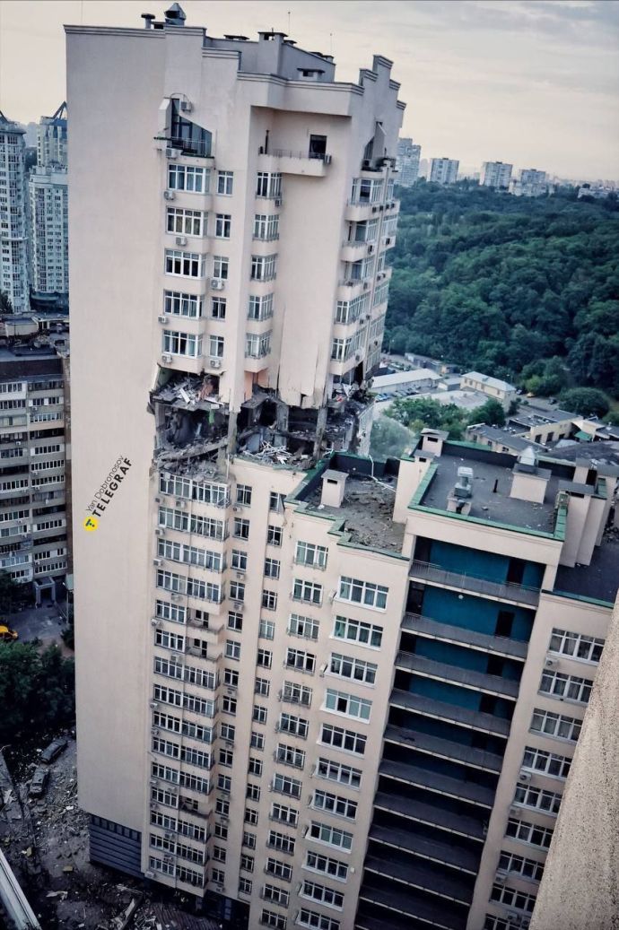 Киев, попадание ракеты ПВО в жилой дом