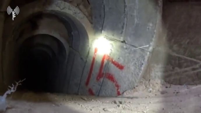ЦАХАЛ в одном из туннелей ХАМАСа. Боёв там нет - израильтяне подрывают и засыпают входы в туннели.