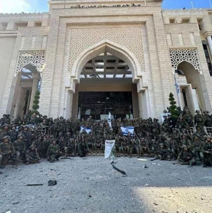 Фото израильских солдат возле захваченного здания Верховного суда в Газе.