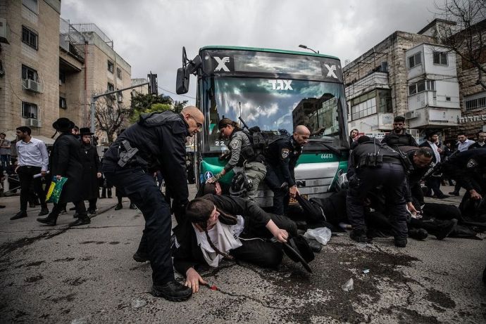 Израильские полицаи за работой