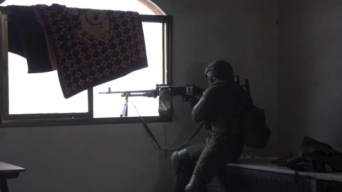 Боевики армии Израиля на позиции в жилом здании в секторе Газа