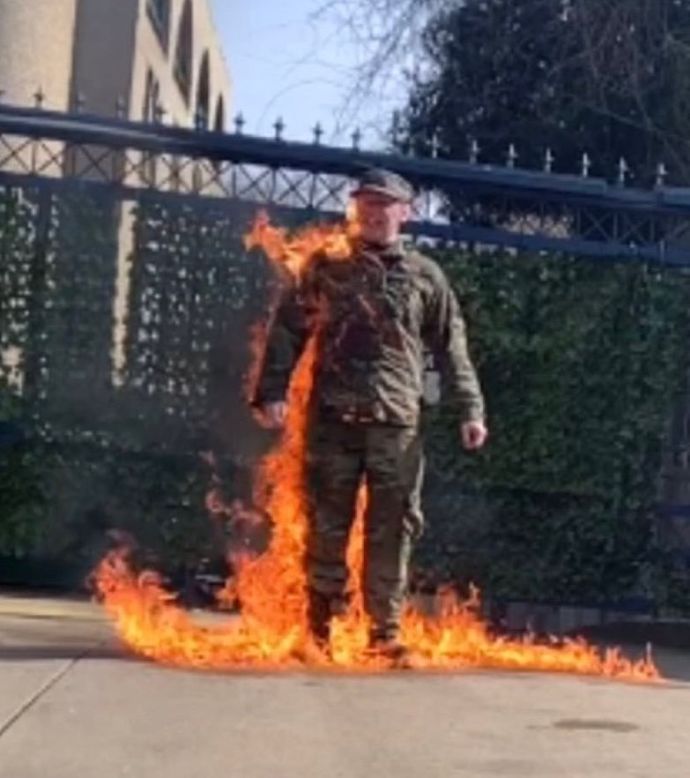 Американский военный Аарон Бушнелл поджег себя у посольства Израиля в Вашингтоне