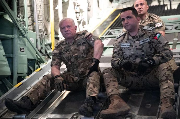 Король Иордании Абдалла II (слева) лично принял участие в операции иорданских ВВС по доставке гумпомощи в сектор Газа